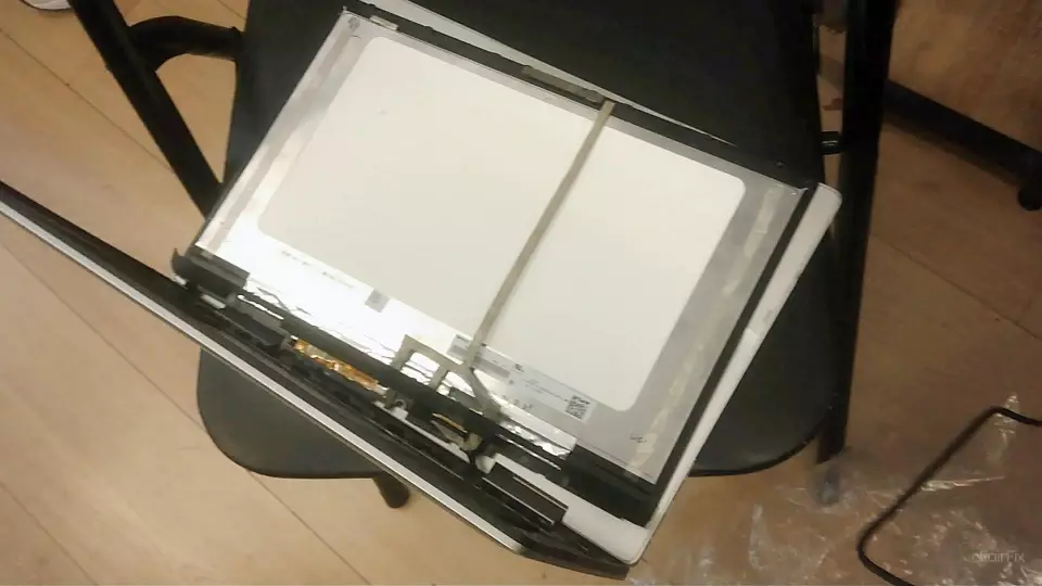 Réparation P93G001 (Remplacement écran d'ordinateur.)